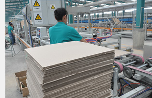 新浪家居評測團(tuán)走進(jìn)冠軍磁磚工廠 揭秘高品質(zhì)磁磚的制造工藝